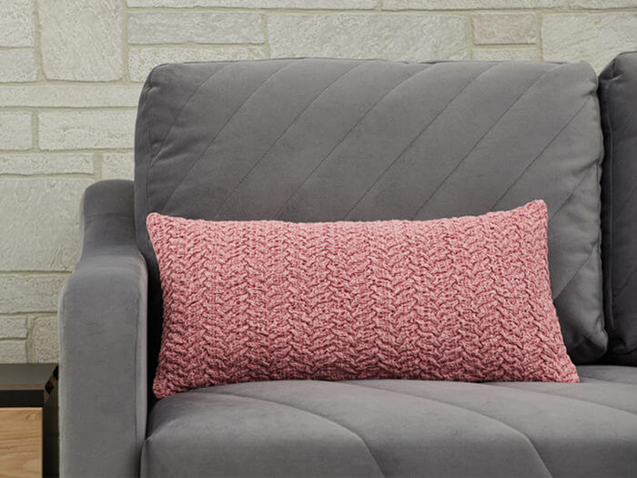 Декоративная подушка розовая вязанная